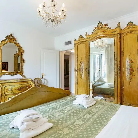 Elegant Two Bedroom In Venetian Style Lejlighed *