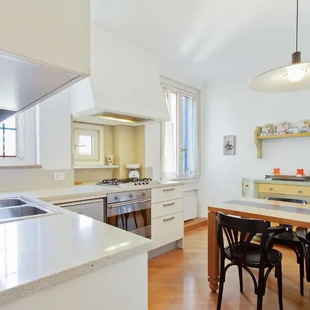 Elegant Two Bedroom In Venetian Style Venedig