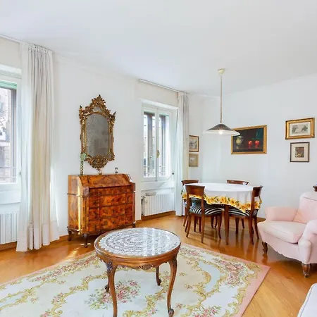 Elegant Two Bedroom In Venetian Style *